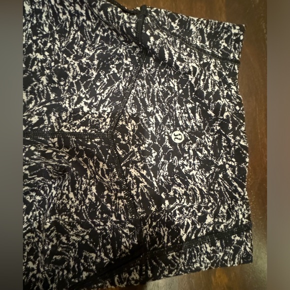 SIZE 2 Lululemon printed leggings, I’m not sure what style they are - Picture 3 of 4